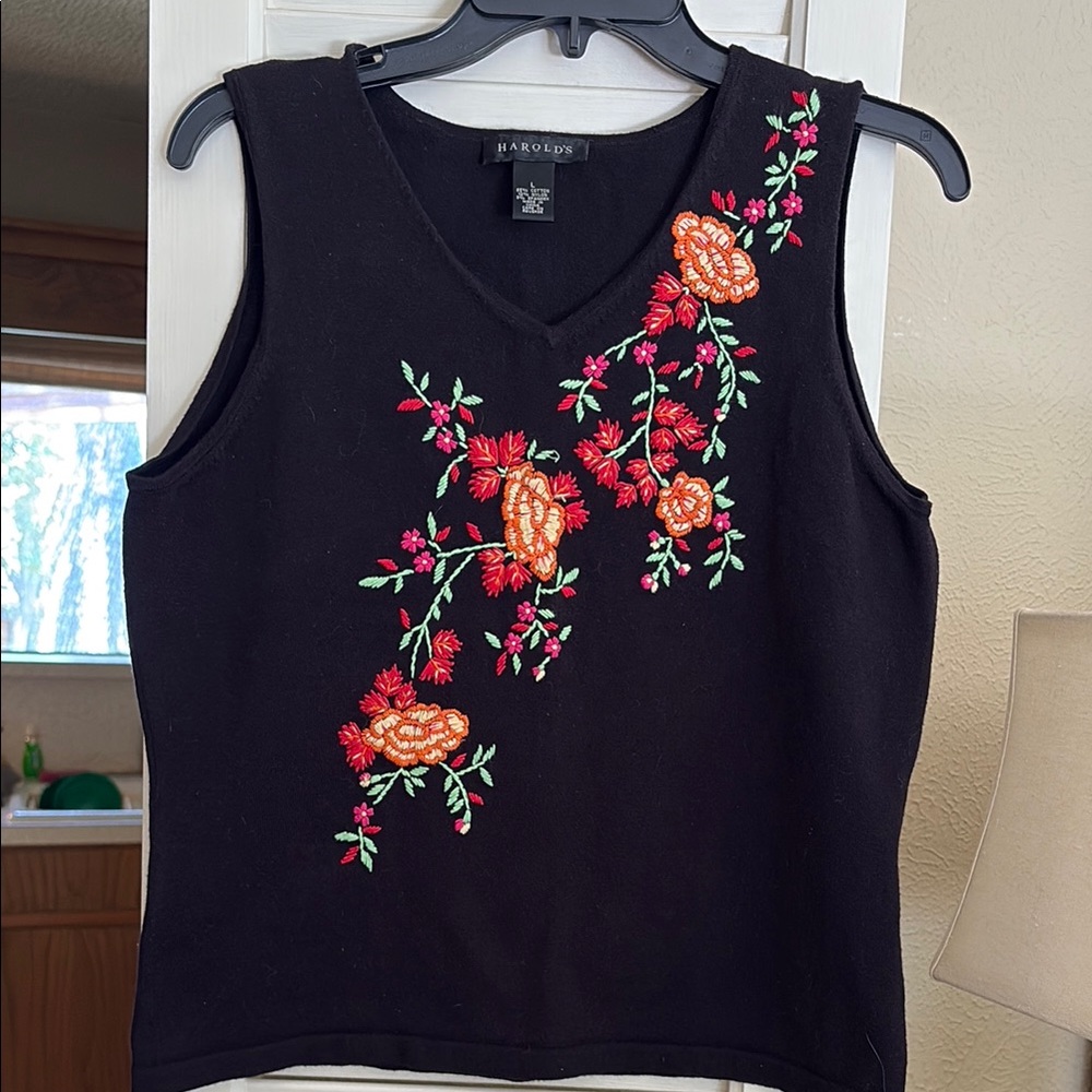 Darling early Fall sleeveless top with colorful embroidery! Size L.